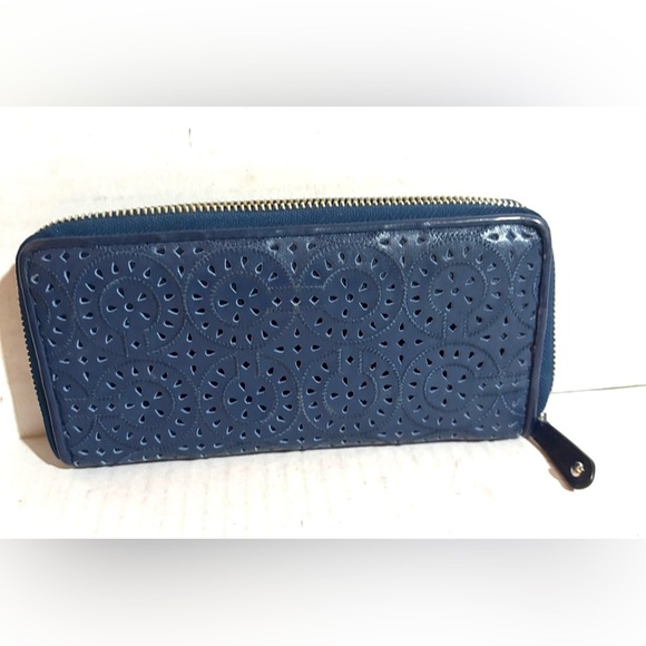 Coach vintage Blue Embossed Zip Wallet - Picture 1 of 6